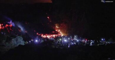 Con le torce vicino al fiume di lava: l'escursione notturna sull'Etna per ammirare l'eruzione
