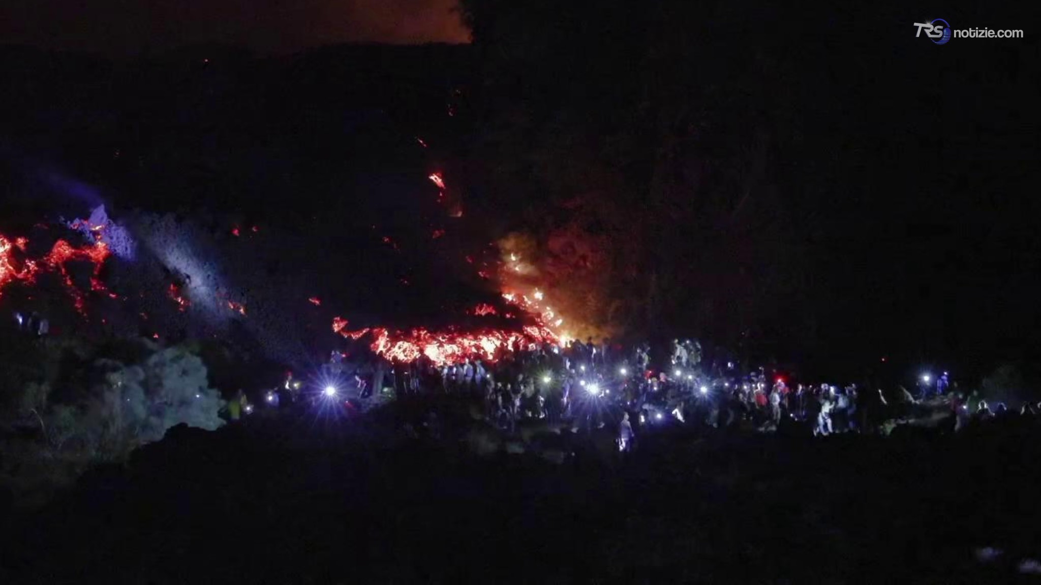 Con le torce vicino al fiume di lava: l'escursione notturna sull'Etna per ammirare l'eruzione