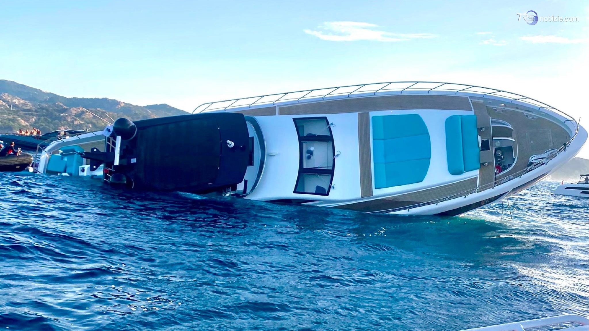 Affonda a Porto Cervo uno yacht di 30 metri: salve le 14 persone a bordo