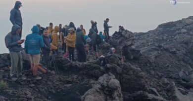 Etna in eruzione e folla di curiosi: limitazioni al flusso veicolare