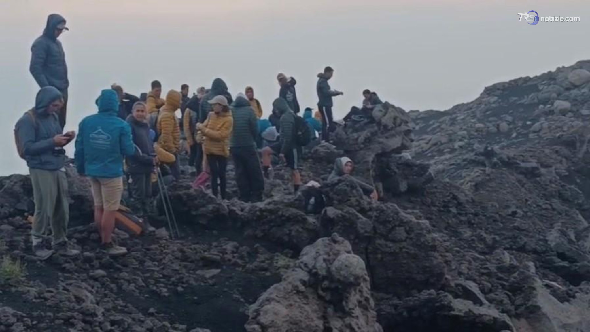 Etna in eruzione e folla di curiosi: limitazioni al flusso veicolare