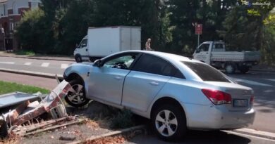 Auto non si ferma all'alt, comandante dei vigili investito: si cerca l'uomo fuggito a piedi