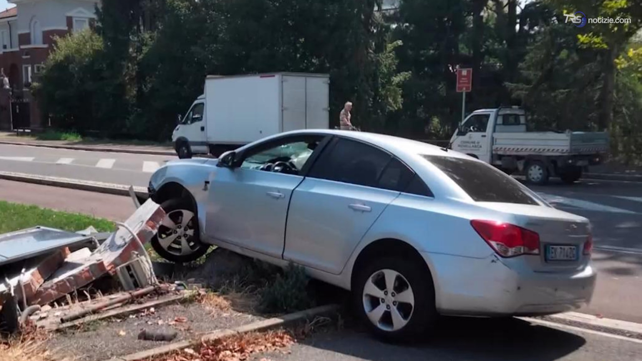 Auto non si ferma all'alt, comandante dei vigili investito: si cerca l'uomo fuggito a piedi