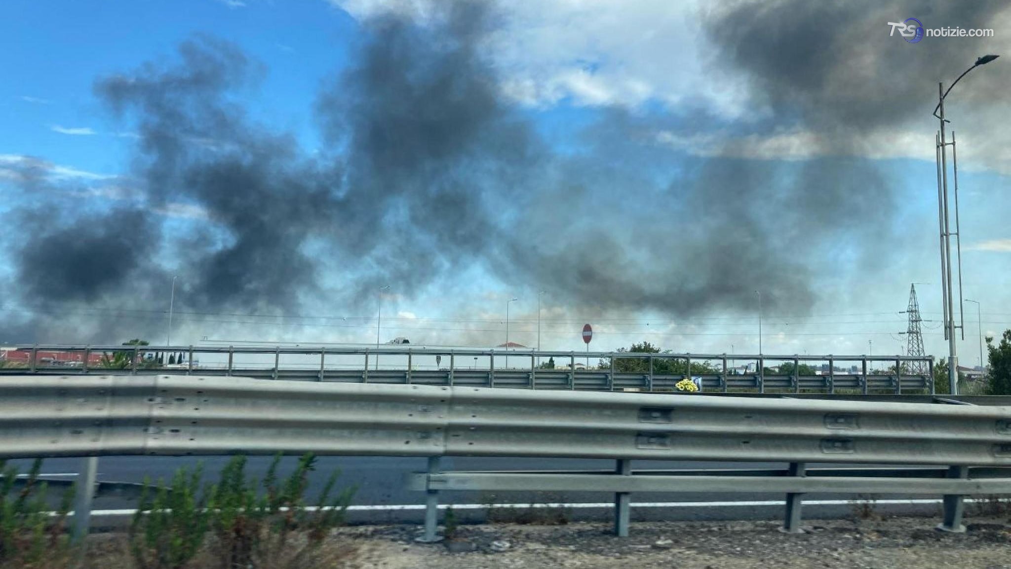Incendi: rogo a Piana del Sole, chiusa la Roma-Fiumicino. Disagi anche sui treni regionali