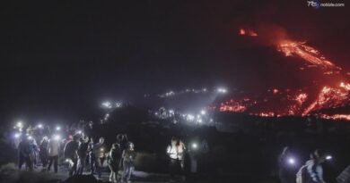 Ora è Etna-mania, un fiume di persone verso la colata lavica in serata