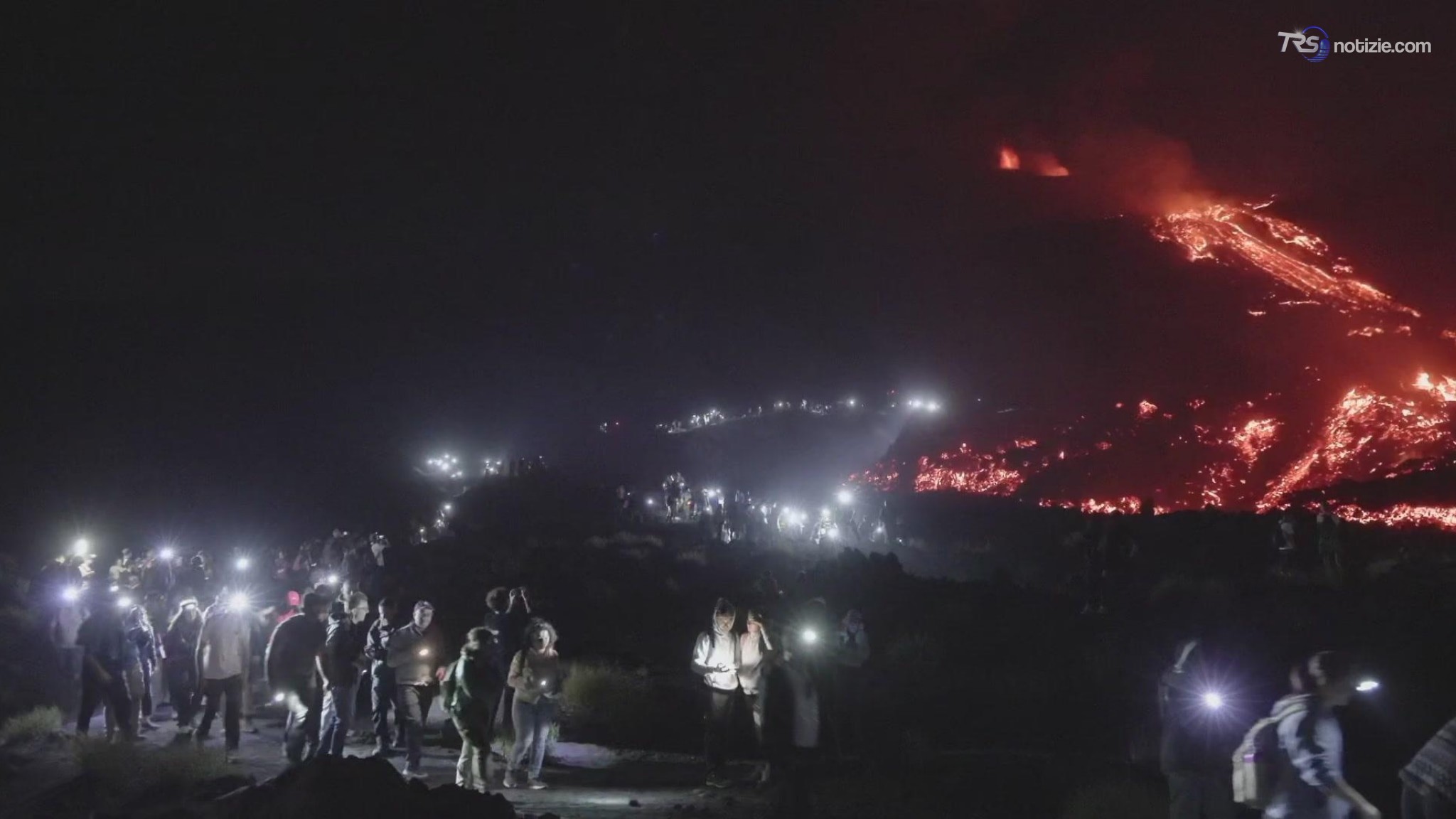 Ora è Etna-mania, un fiume di persone verso la colata lavica in serata