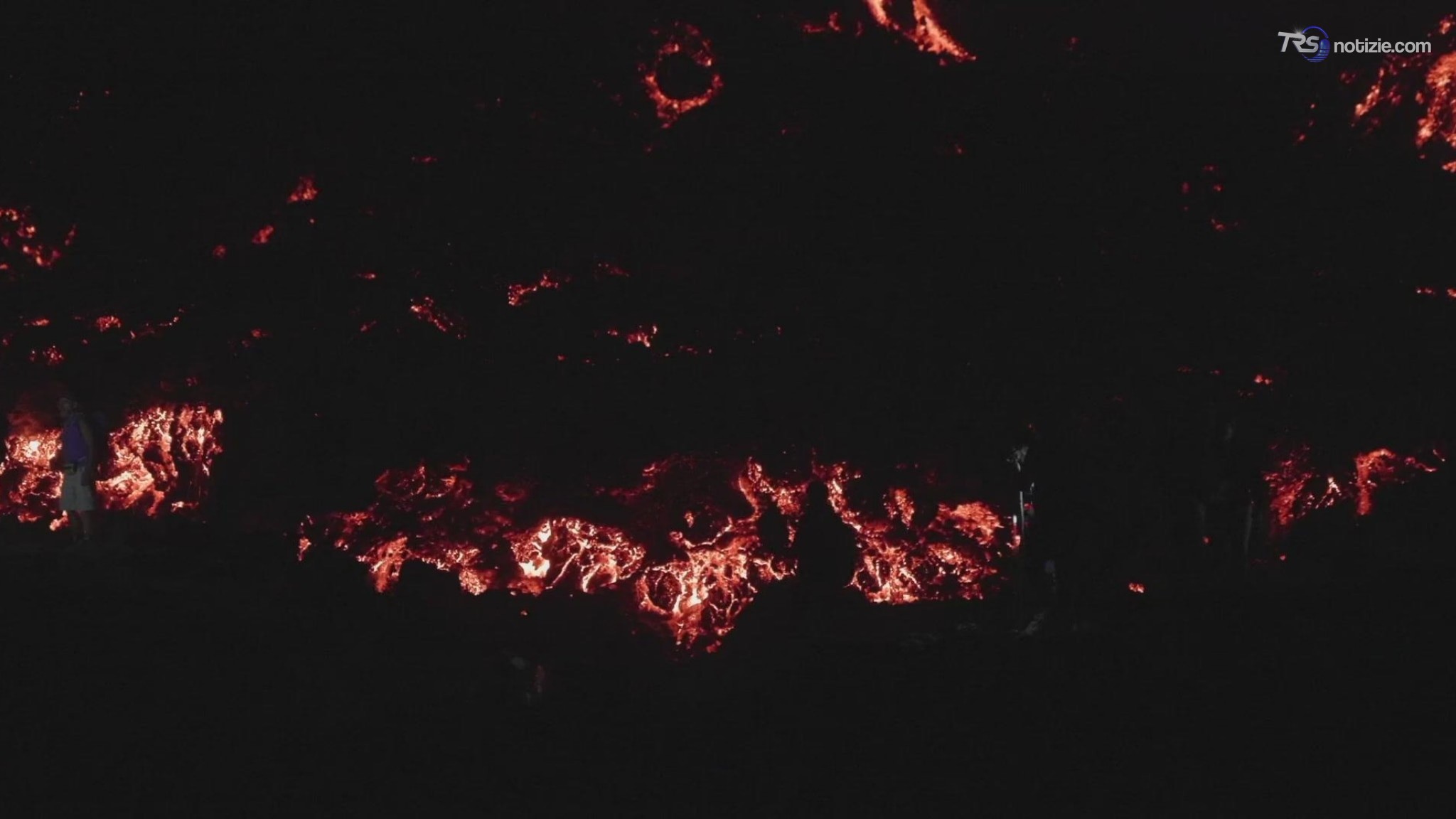 Etna, e la vegetazione si infiamma improvvisamente: la colata