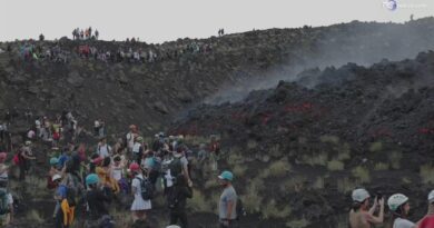 Turisti sull'Etna: selfie ad un passo dalla colata lavica sul vulcano in attività