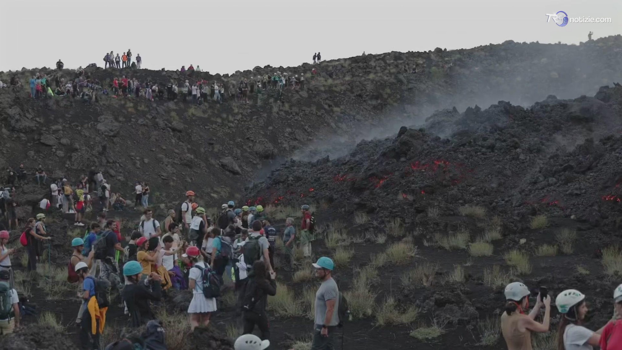 Turisti sull'Etna: selfie ad un passo dalla colata lavica sul vulcano in attività