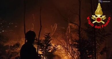Incendio alle porte di Como, fumo e cenere sul monte Goi, evacuazioni e Canadair in azione