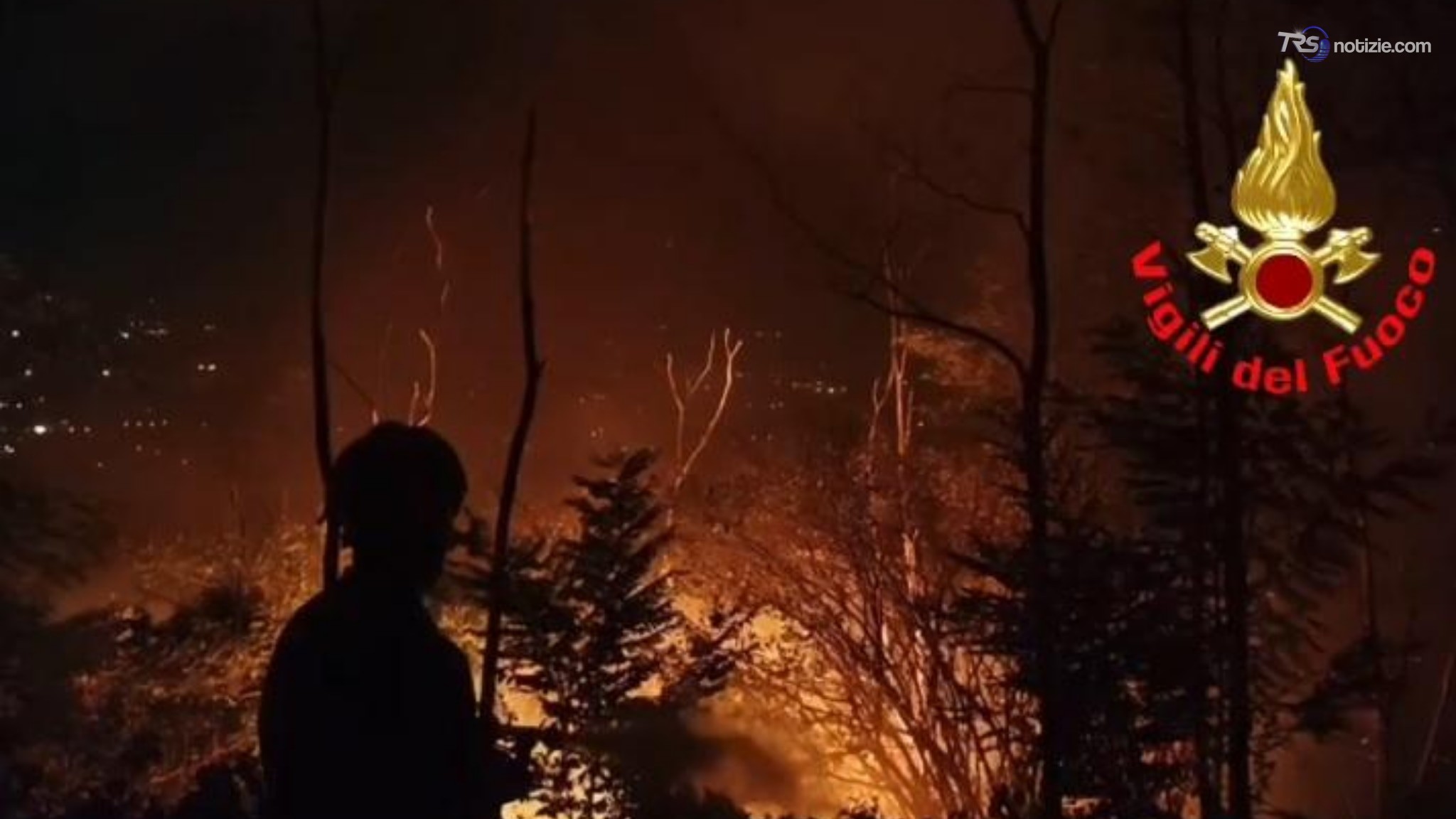Incendio alle porte di Como, fumo e cenere sul monte Goi, evacuazioni e Canadair in azione