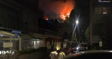 Il fuoco fa paura, fiamme viste dai palazzi e le vie alle porte di Como: l'incendio a monte Goi