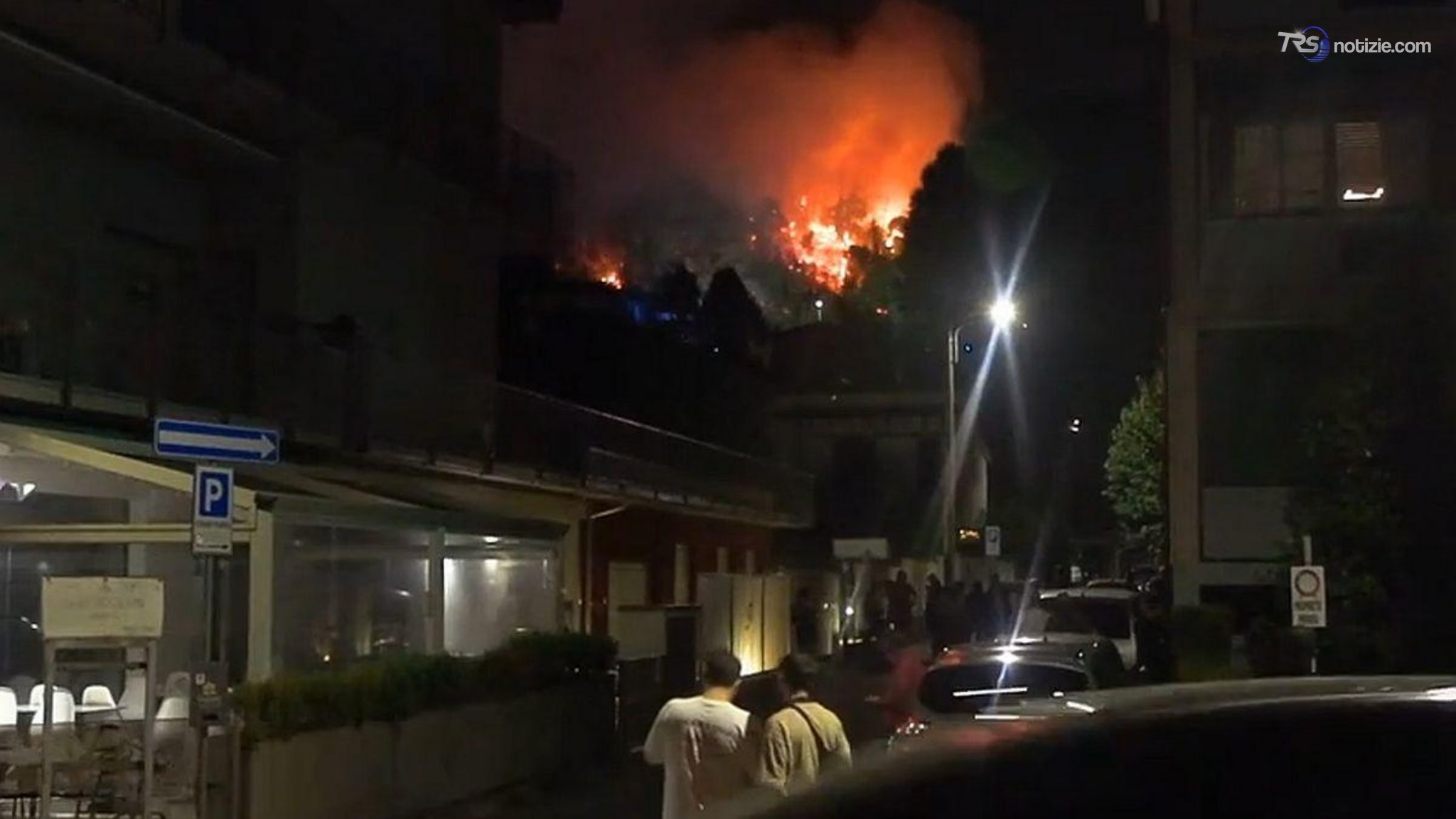 Il fuoco fa paura, fiamme viste dai palazzi e le vie alle porte di Como: l'incendio a monte Goi