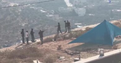Qusra, le tende dei coloni israeliani circondano le case dei palestinesi