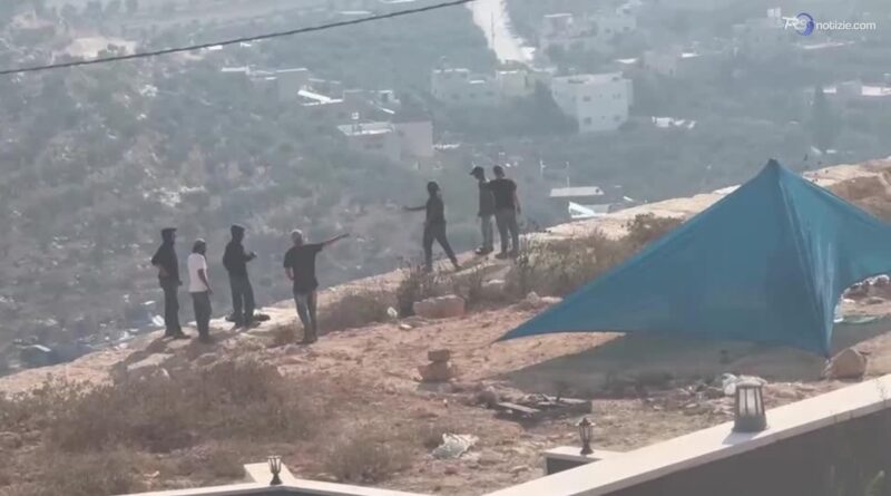 Qusra, le tende dei coloni israeliani circondano le case dei palestinesi