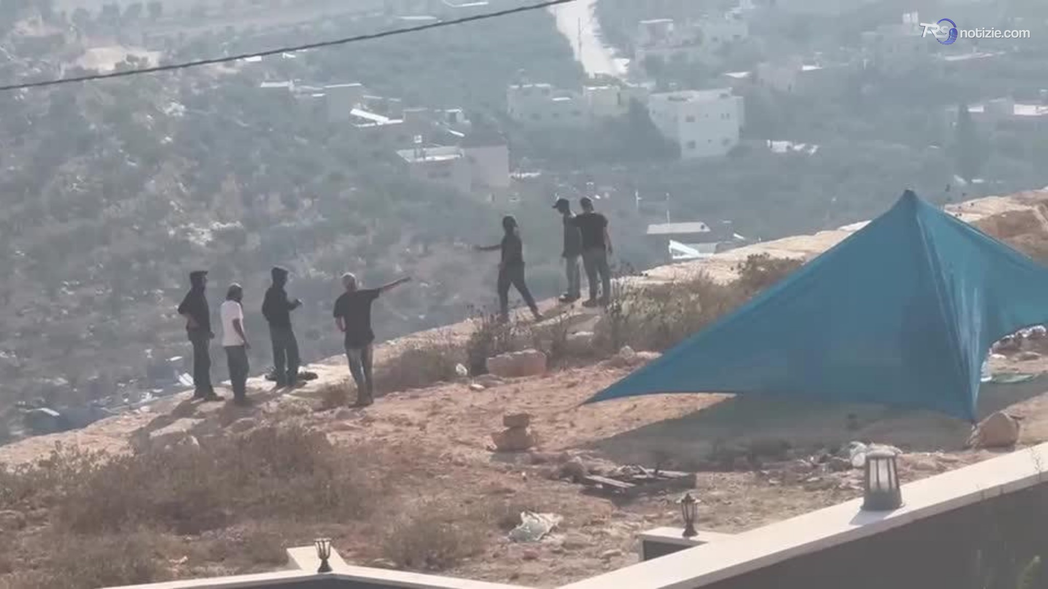 Qusra, le tende dei coloni israeliani circondano le case dei palestinesi