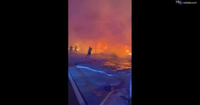 Vigili del fuoco lottano contro un incendio alimentato dal vento a Omiš, in Croazia