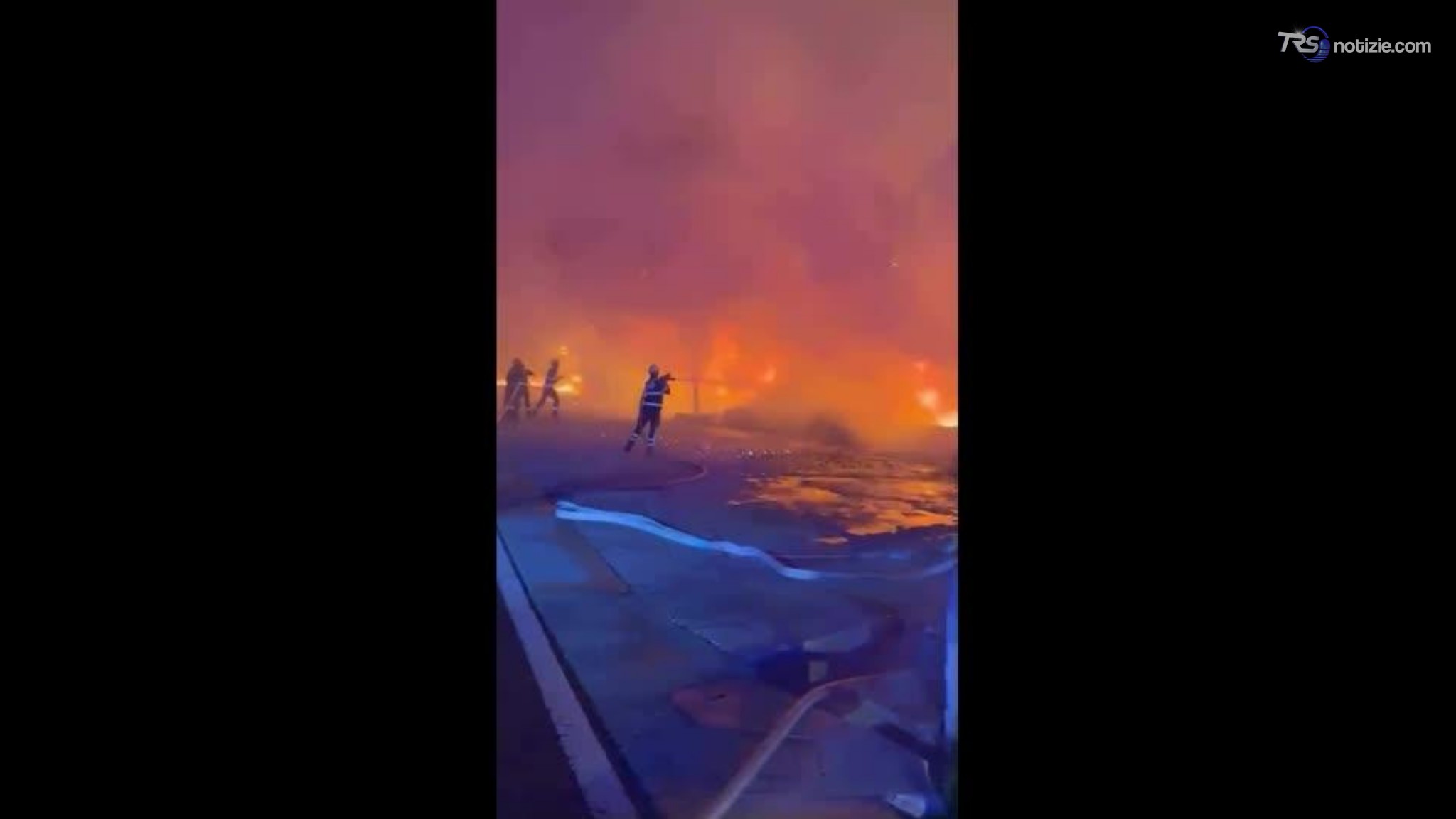 Vigili del fuoco lottano contro un incendio alimentato dal vento a Omiš, in Croazia