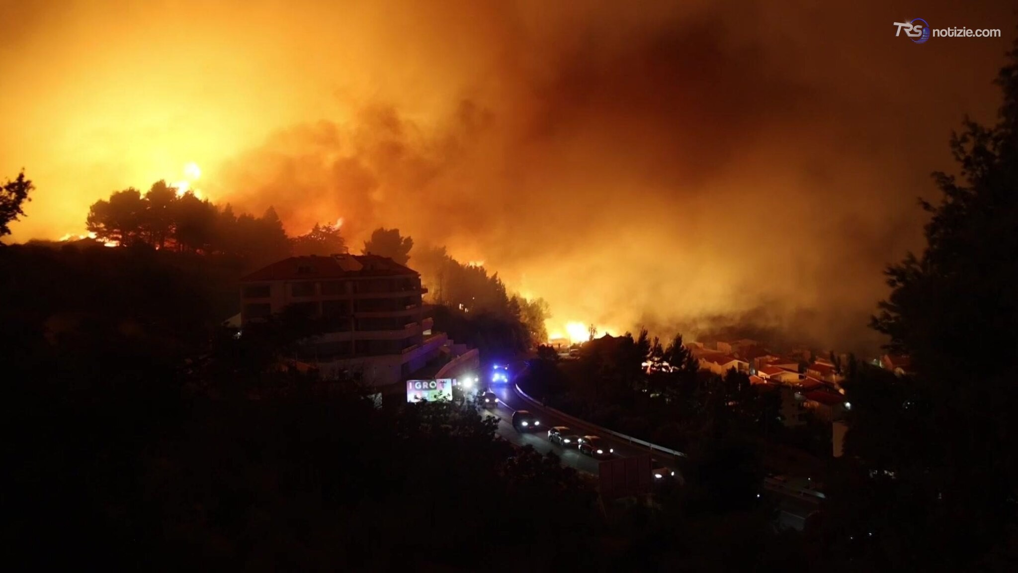 Croazia, evacuazioni e feriti a causa di un violento incendio alimentato dai venti in zona turistica