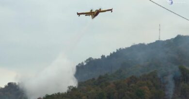 Incendio sul monte Goi a Como, in azione dall'alba i canadair