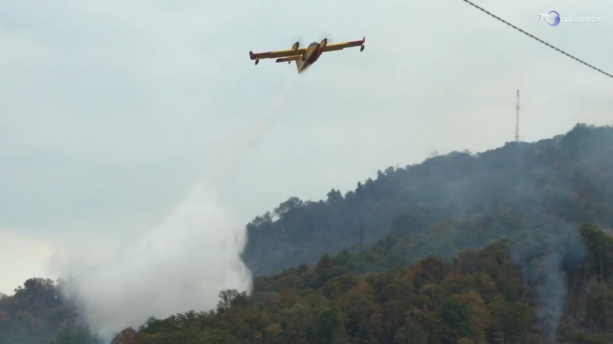 Incendio sul monte Goi a Como, in azione dall'alba i canadair