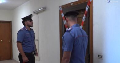 Donna trovata morta in armadio a Tor Bella Monaca: fermato il figlio, l'ha pestata a morte