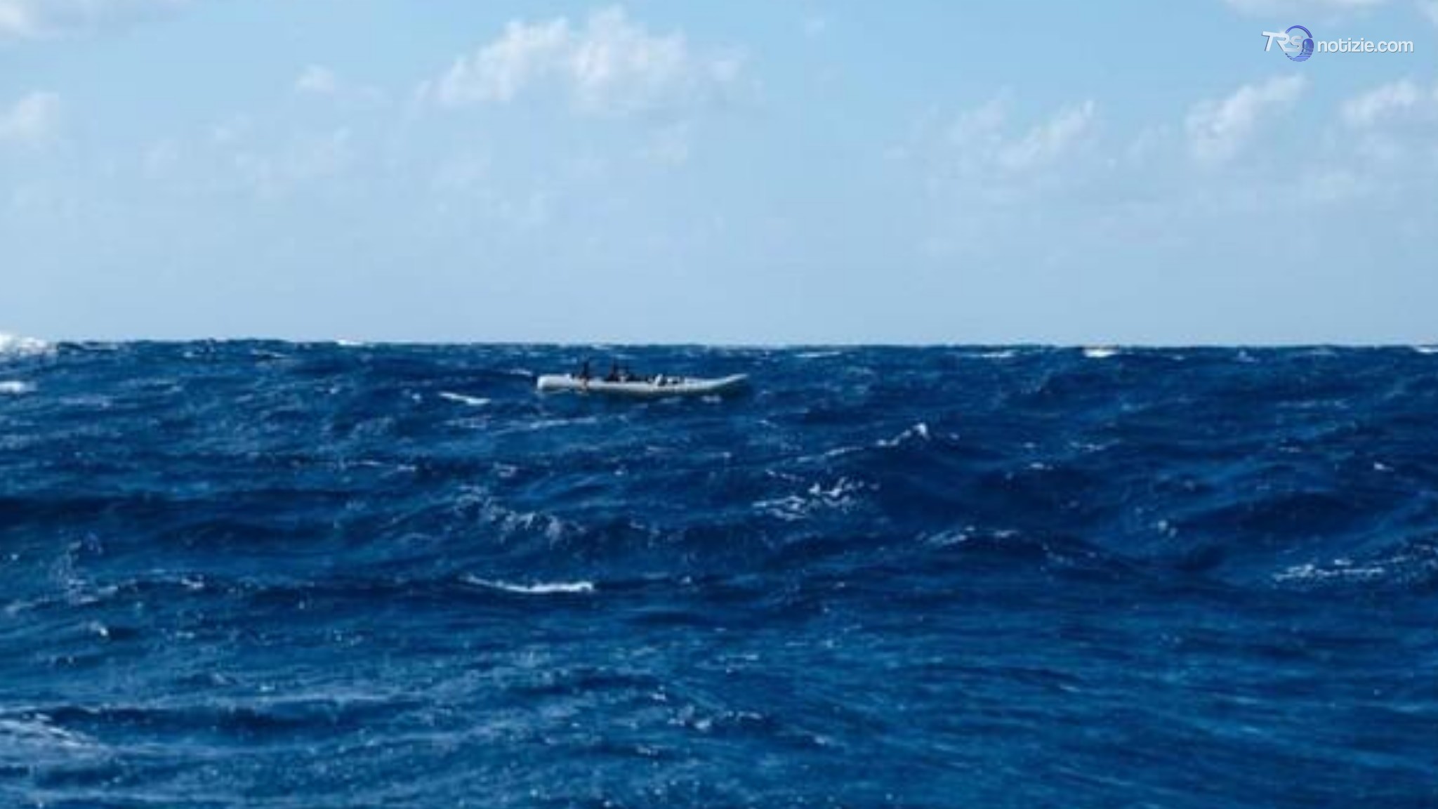 Migranti, dramma al largo della Libia: avvistati 11 corpi in mare da un aereo ong