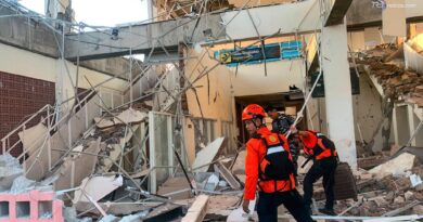 Terremoto di magnitudo 7.7 in Indonesia orientale, crolli e vittime: è allerta tsunami