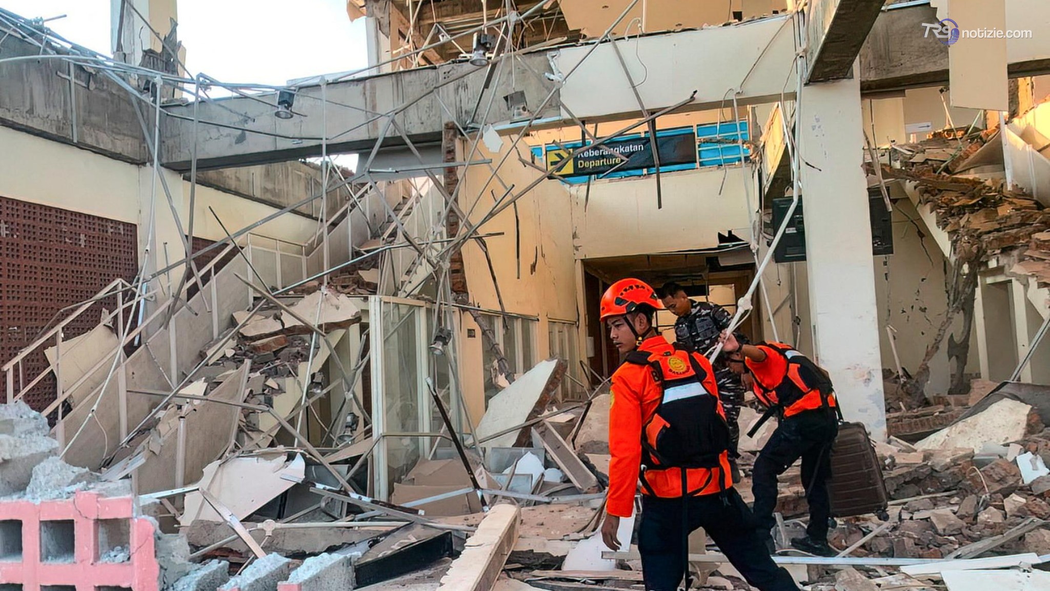 Terremoto di magnitudo 7.7 in Indonesia orientale, crolli e vittime: è allerta tsunami