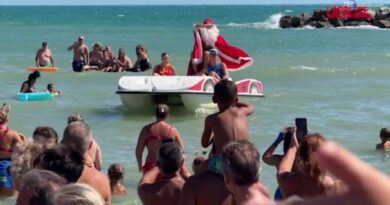 Babbo Natale tra i bagnanti a 38 gradi arriva in pedalò: la curiosa iniziativa