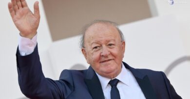 Massimo Boldi cade sul marciapiede e batte la testa: ricoverato per accertamenti