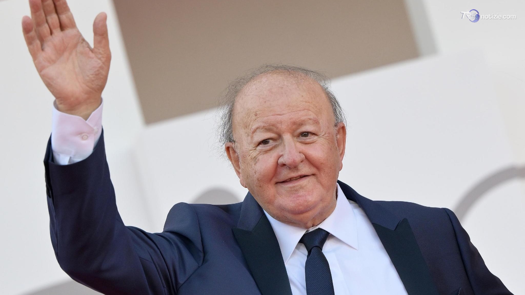 Massimo Boldi cade sul marciapiede e batte la testa: ricoverato per accertamenti