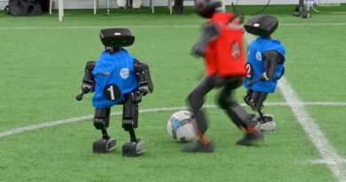 Robot umanoidi giocano a calcio, incerti e goffi cadono in serie a Pechino