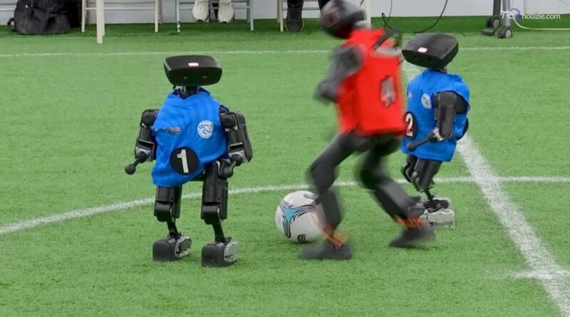 Robot umanoidi giocano a calcio, incerti e goffi cadono in serie a Pechino