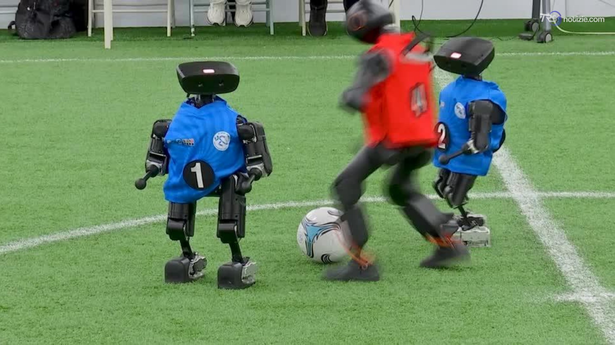 Robot umanoidi giocano a calcio, incerti e goffi cadono in serie a Pechino