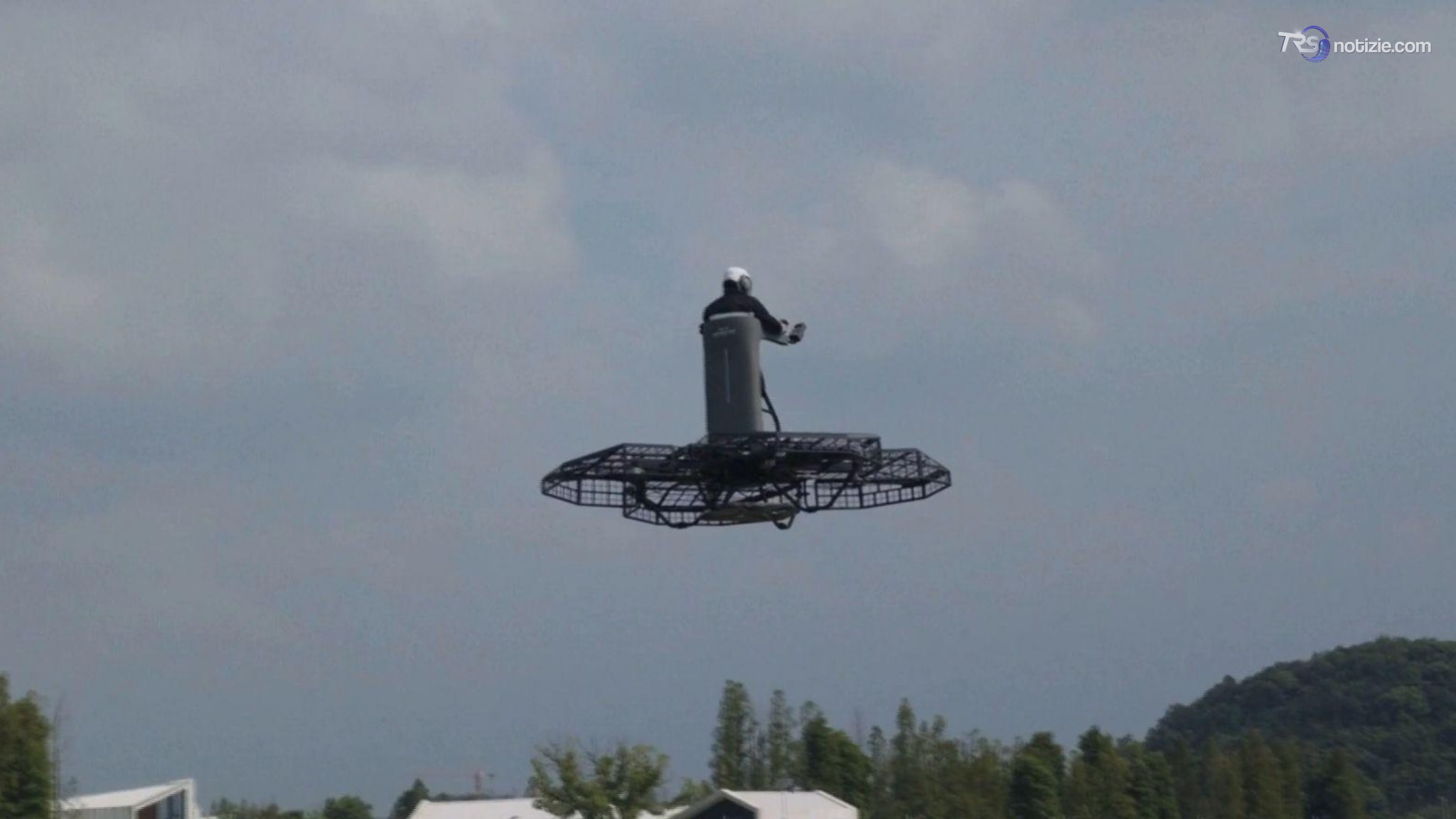 Volare in piedi: ecco il drone per passeggeri che si guida con due joystick