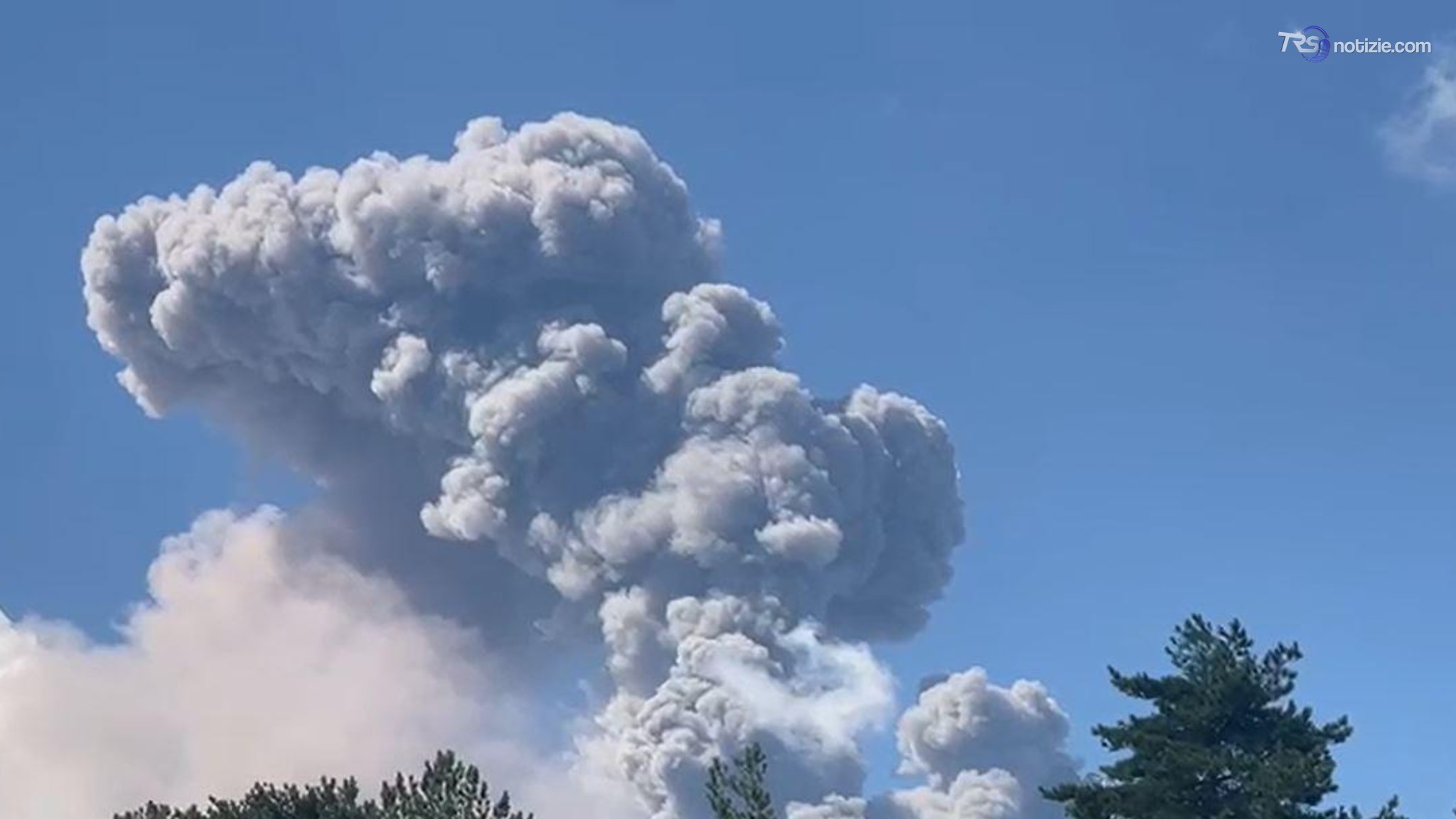 Cenere, fissata per le 14 la riapertura di Fontanarossa, ma l'Etna non molla - VIDEO