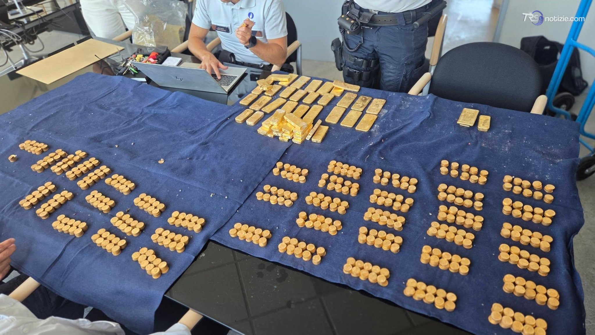 Monete e lingotti d'oro: il tesoro scoperto dentro il muro di una cantina