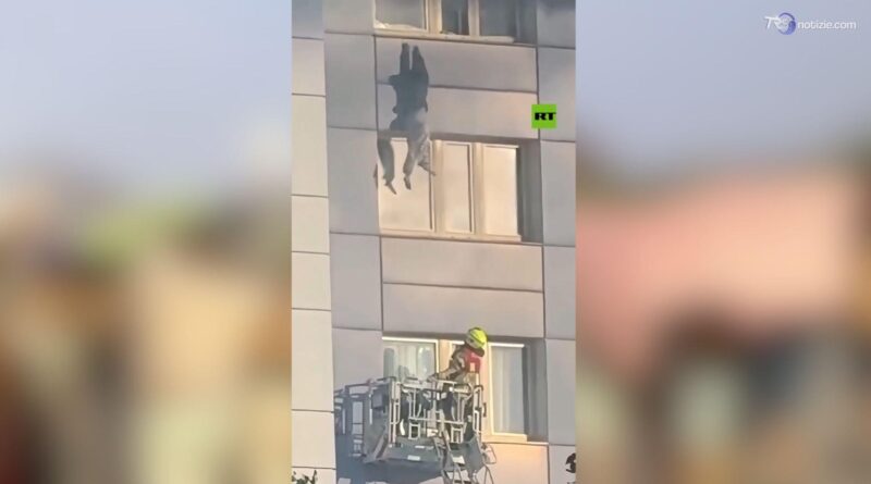 Donna si appende e salta da 11 piano del grattacielo in fiamme a Berlino, il video è virale