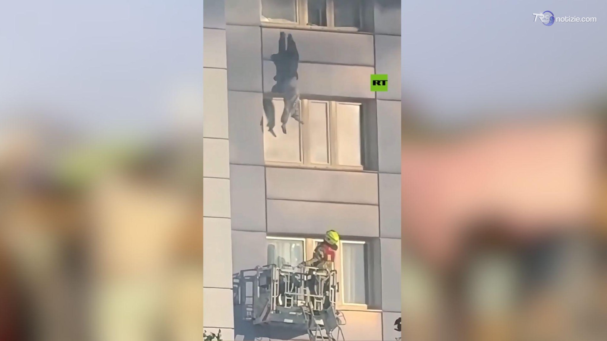 Donna si appende e salta da 11 piano del grattacielo in fiamme a Berlino, il video è virale