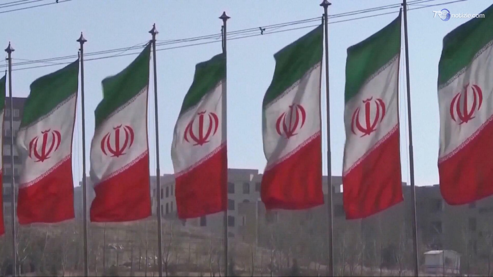 Scontro USA-Iran su Hormuz: Teheran respinge le affermazioni di Trump e nega trattative
