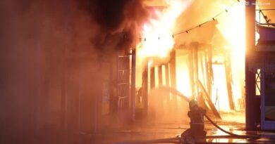 Fiamme e incendio: l'attacco missilistico russo incendia il mercato dei libri di Kiev