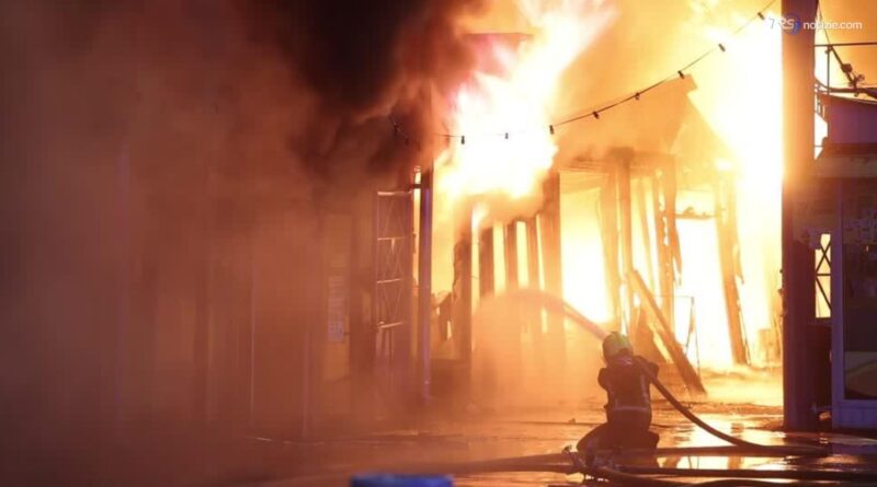 Fiamme e incendio: l'attacco missilistico russo incendia il mercato dei libri di Kiev