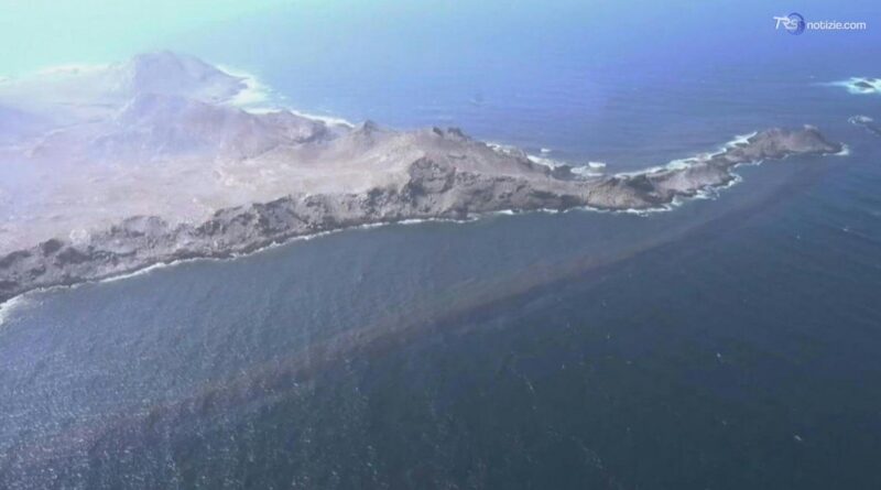 Chiazza di petrolio di 390 km quadrati minaccia le coste dell'Oman: immagini aeree