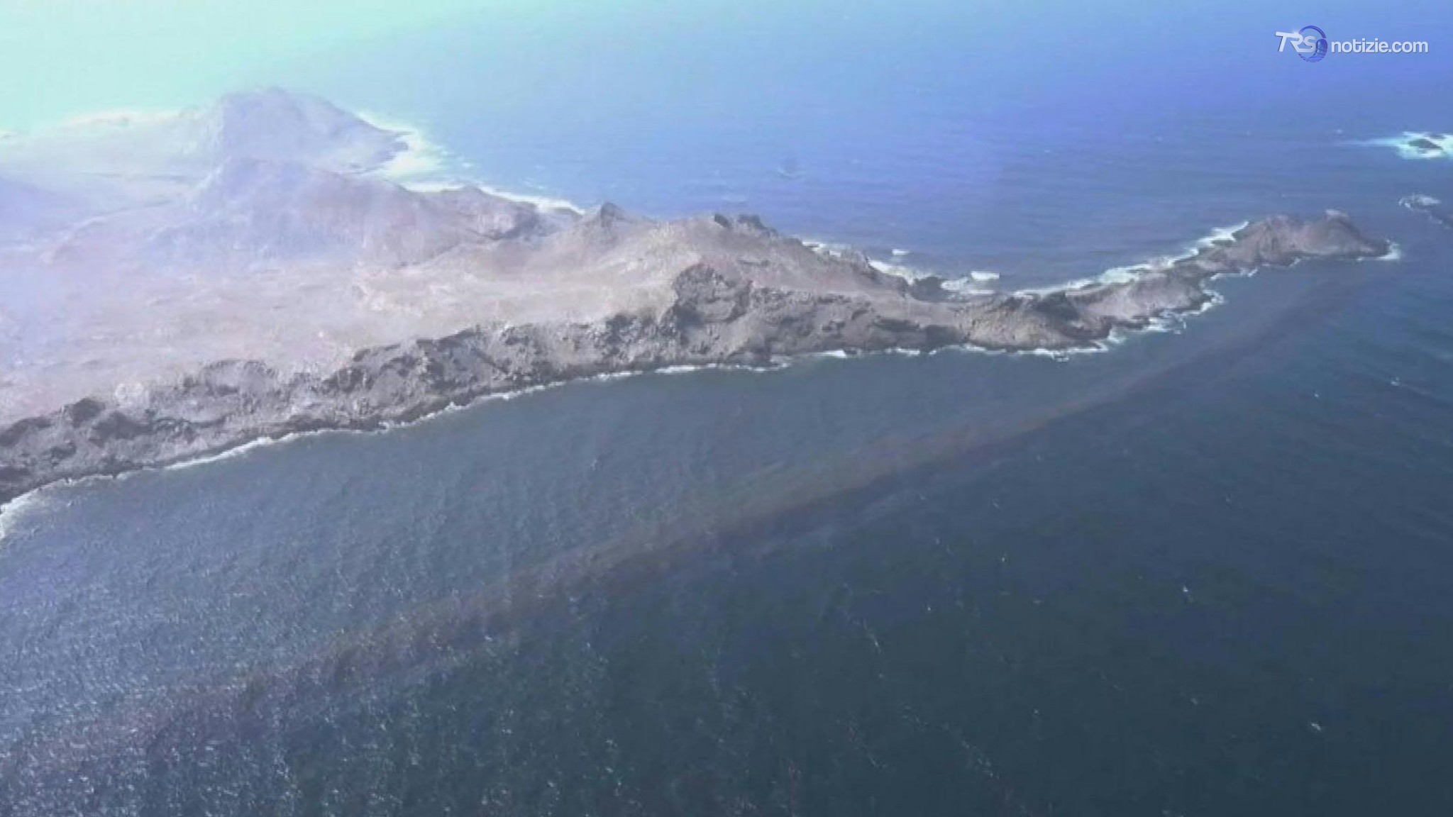 Chiazza di petrolio di 390 km quadrati minaccia le coste dell'Oman: immagini aeree