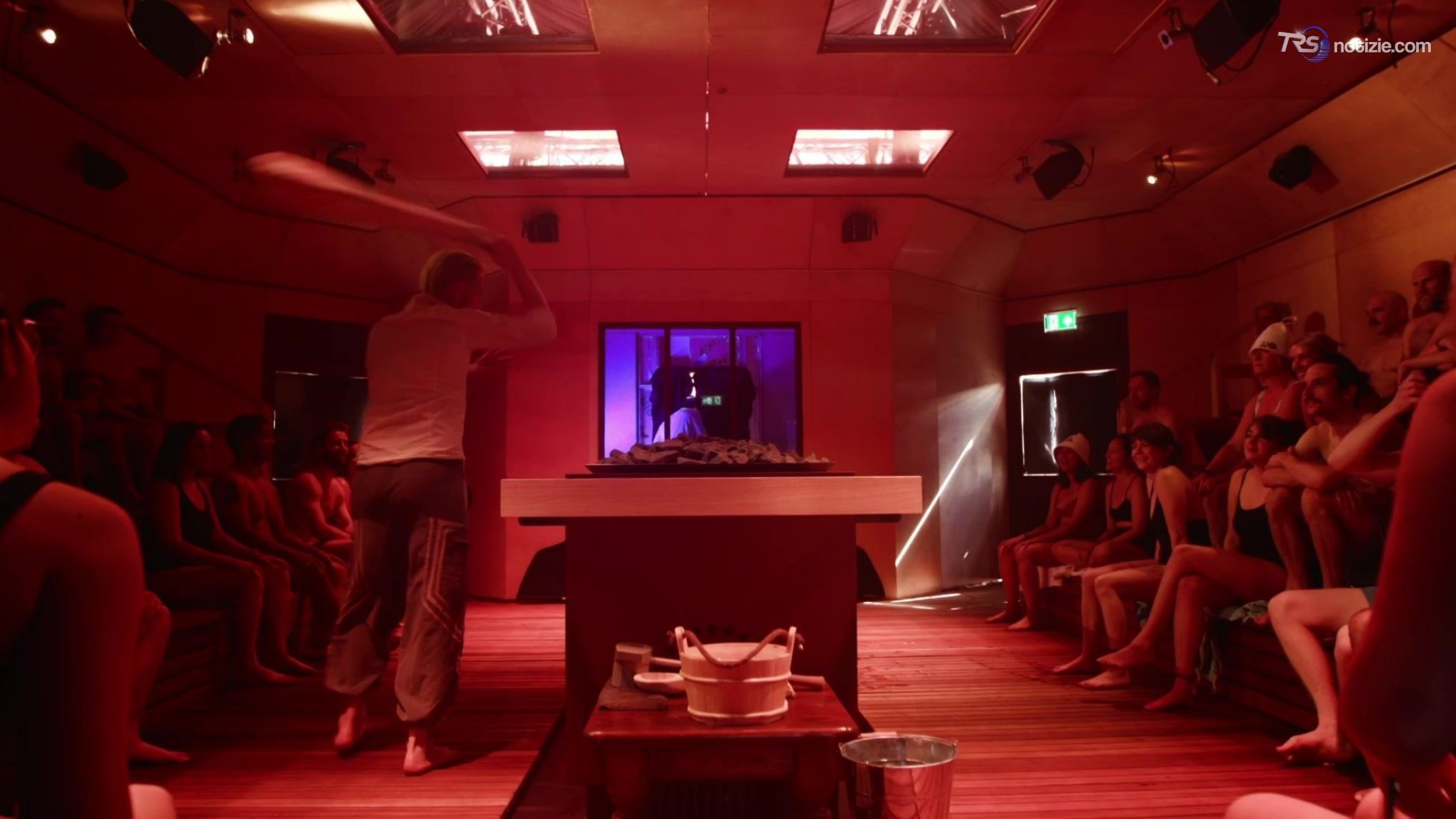 Il pubblico è in mutande, curioso rave nella sauna ad Edimburgo: il primo centro artistico con sauna