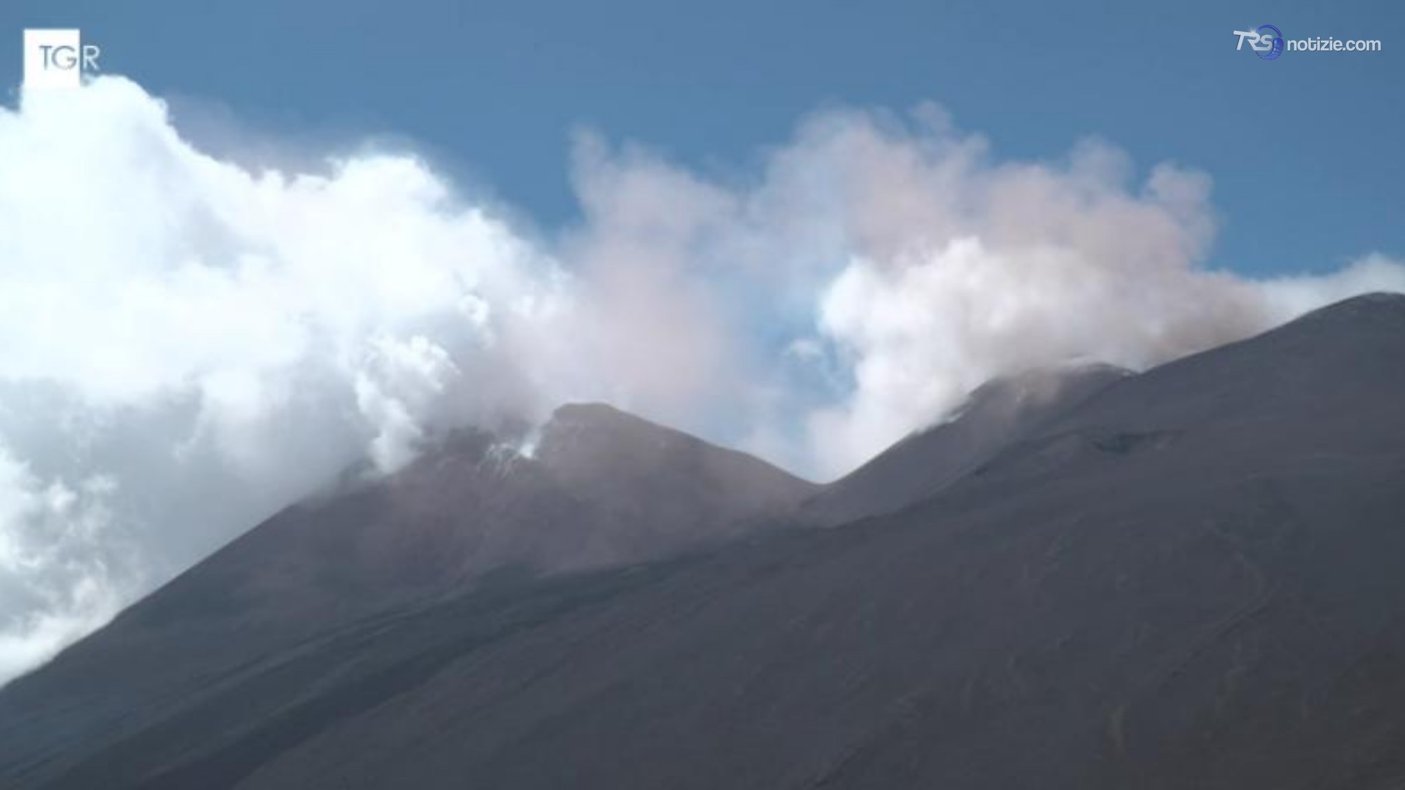 Etna, nuova intensa attività esplosiva alla Voragine