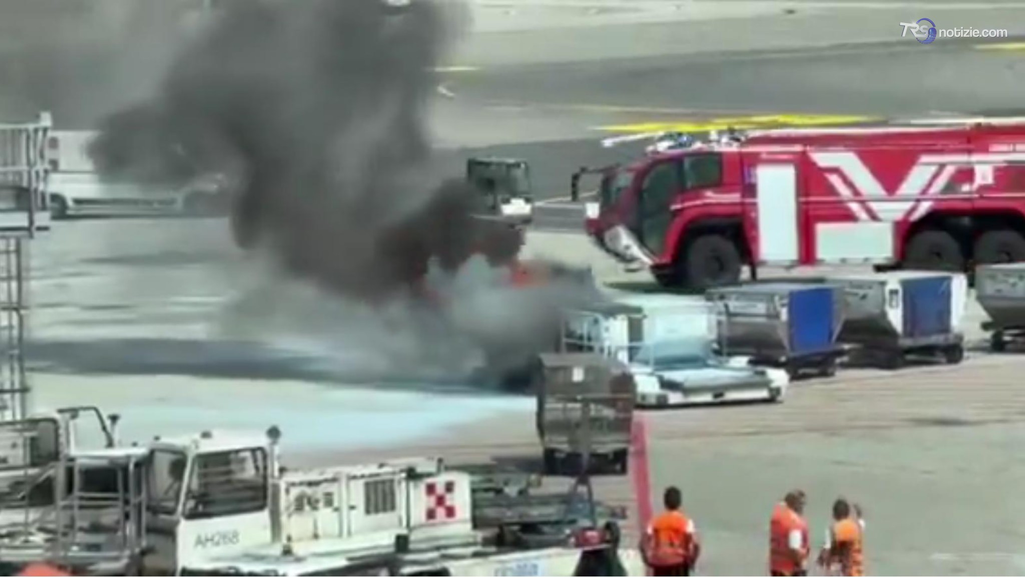 Si incendia container per i bagagli in pista a Milano Malpensa, forse per una batteria al litio