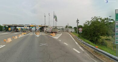 Viaggiano col figlio morto in auto sull'A21, ma se ne accorgono dopo 100 chilometri