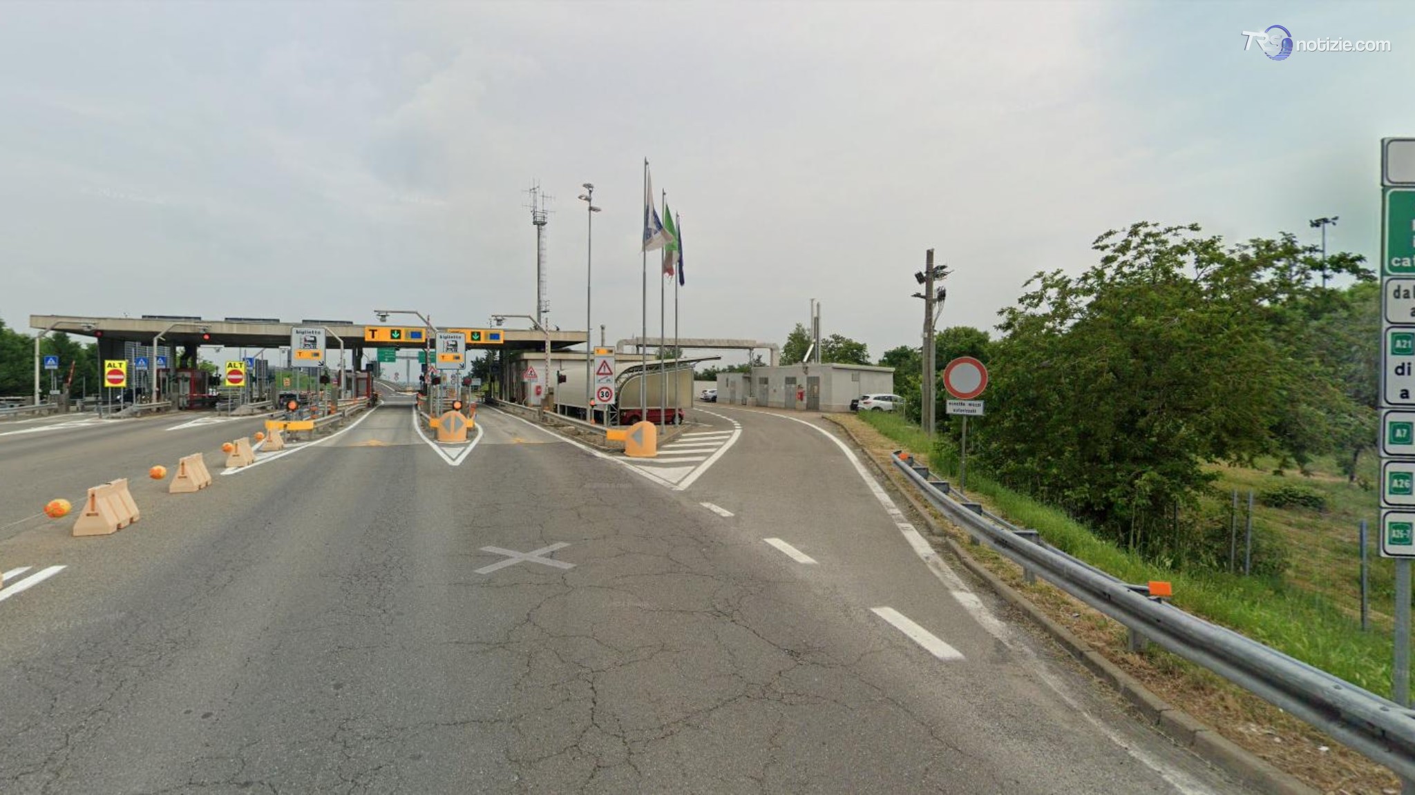 Viaggiano col figlio morto in auto sull'A21, ma se ne accorgono dopo 100 chilometri
